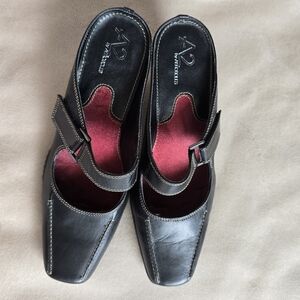 A2 by Aerosoles Black Faux Leather Mules - Size 8.5 - Comfort Footbed